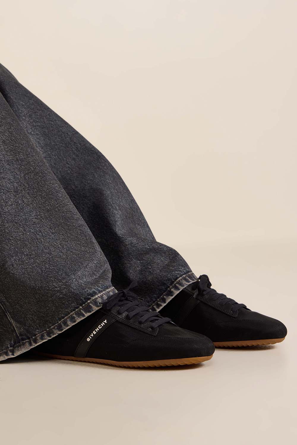 תמונת כל הלוק של נעלי סניקרס רשת